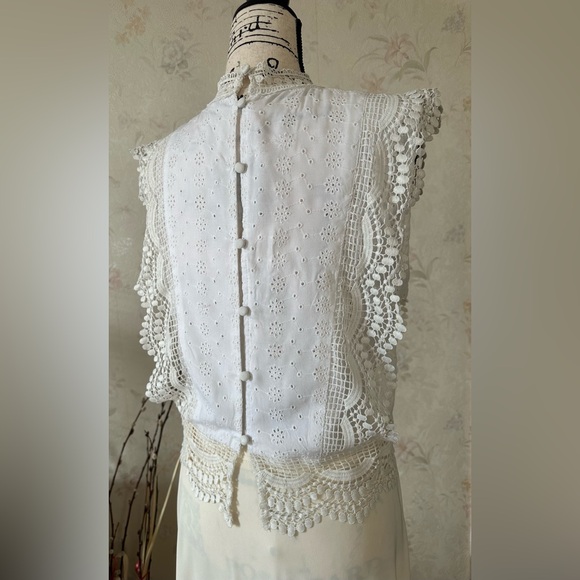 Sim & Sam . Very cute white top with a cream lace design. Size M. - Picture 6 of 14